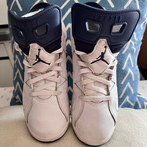 Jordan Retro 6 Little kids size 2Y